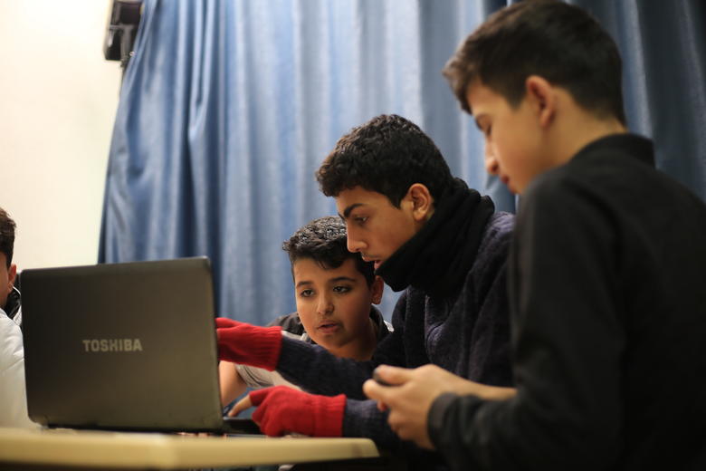 students in front of a computer in the high altitude balloon camp in kilis